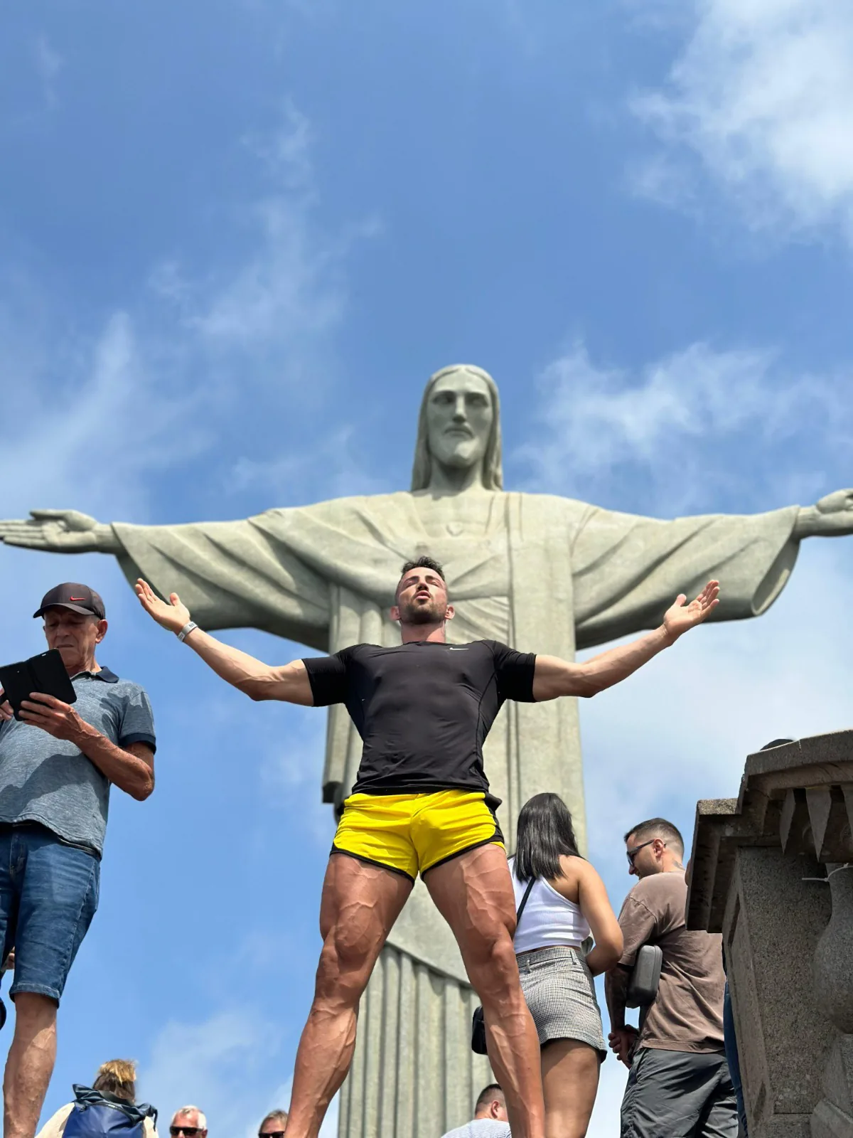 Maximo Garcia de braços abertos em frente ao Cristo Redentor no Rio de Janeiro