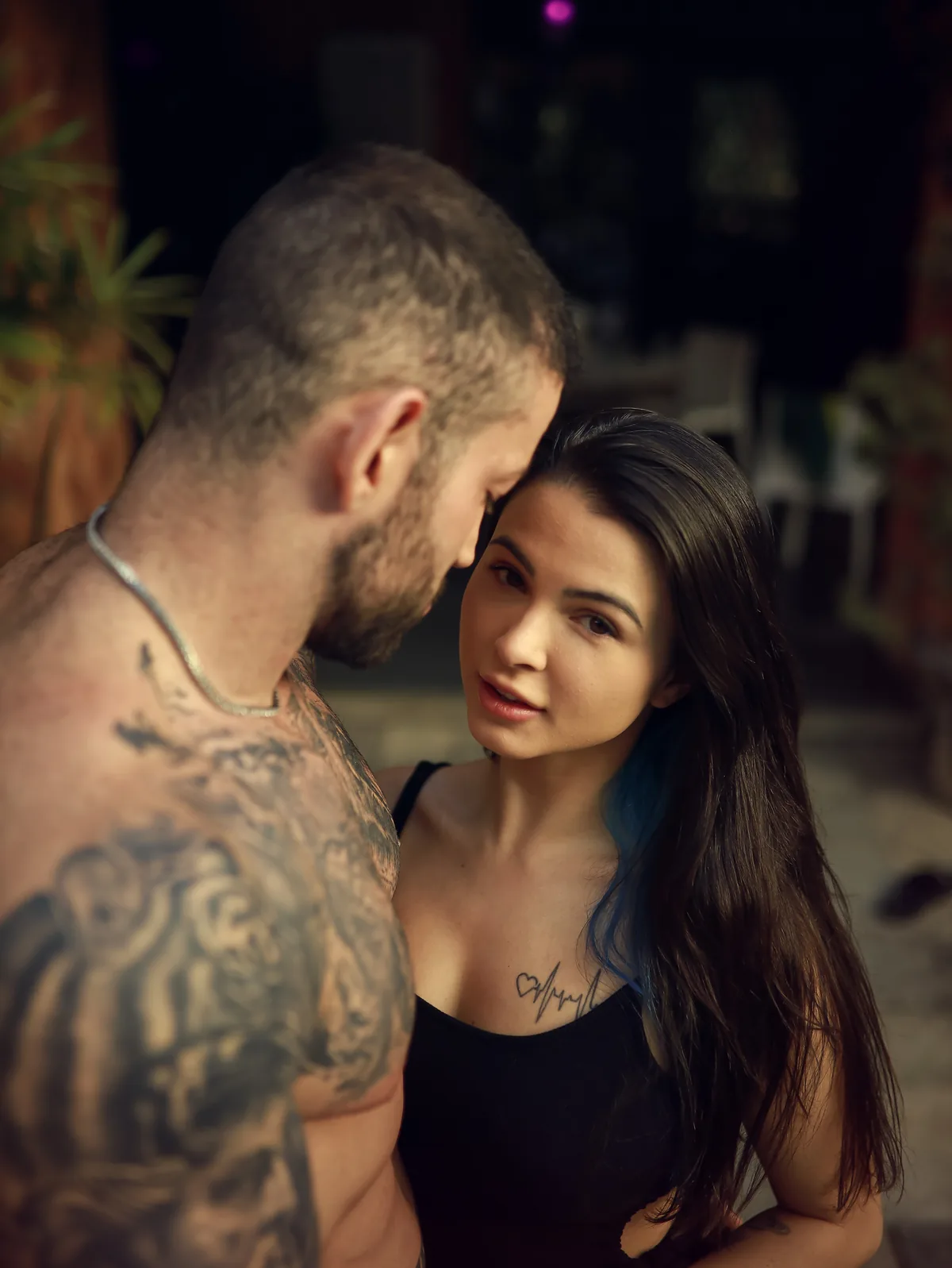 Maximo Garcia bem perto de uma mulher morena de blusa preta durante uma conversa tranquila